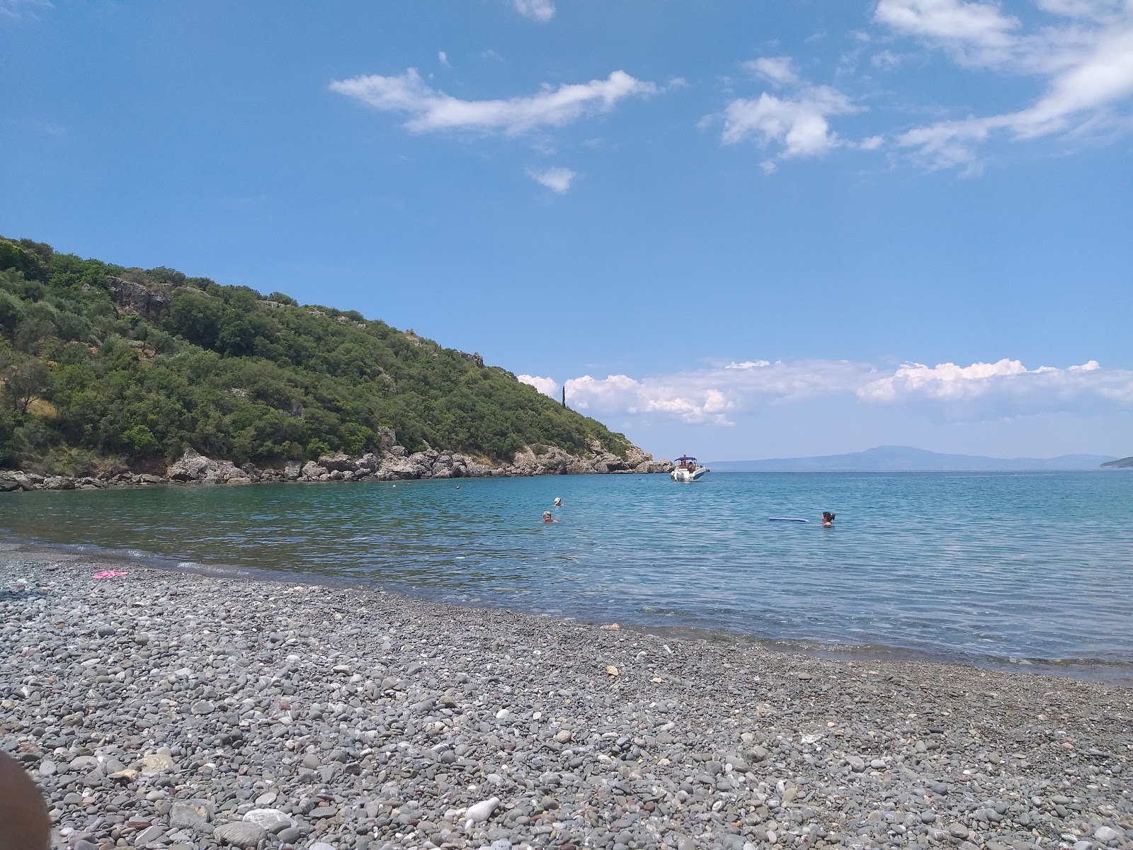 Foto von Delfinia beach von Klippen umgeben