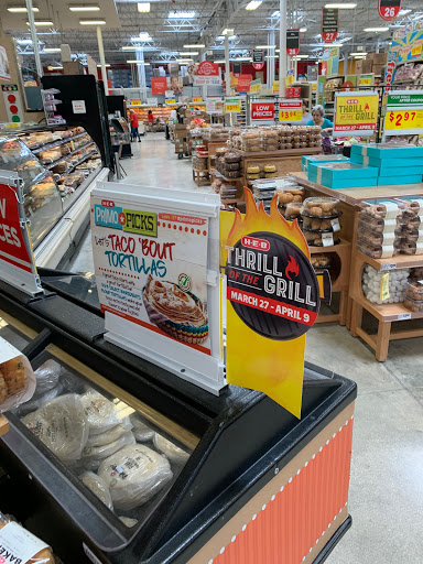 Grocery Store «H-E-B Grocery», reviews and photos, 925 10th St, Floresville, TX 78114, USA