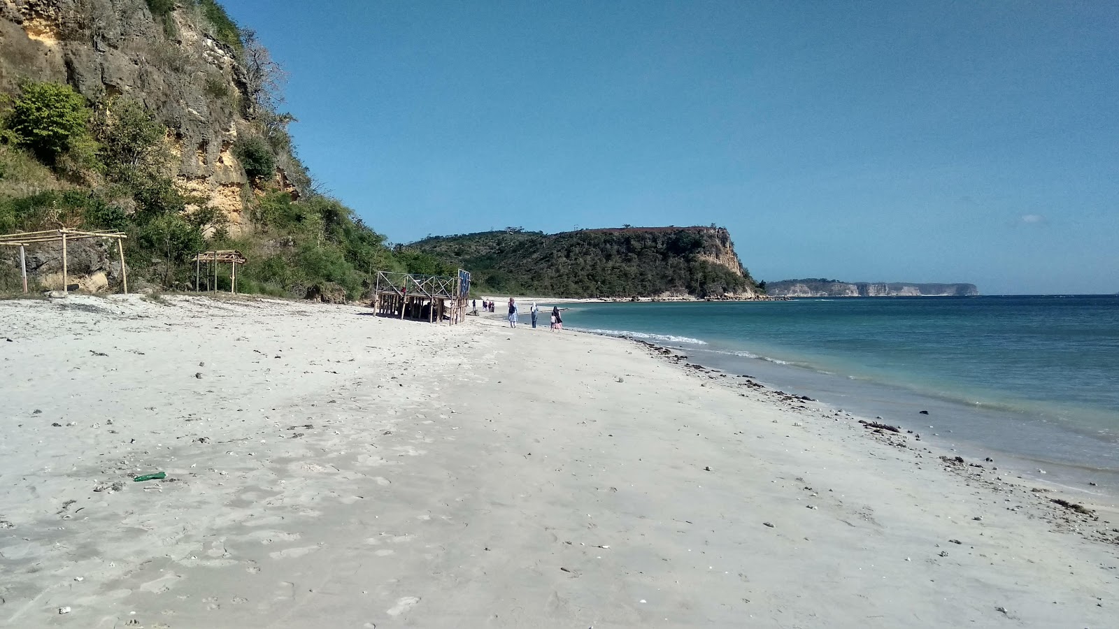 Φωτογραφία του Ekas Beach υποστηρίζεται από βράχους
