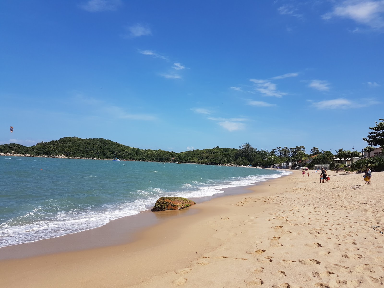 Photo de Praia dos Magalhaes avec rivage droit, long