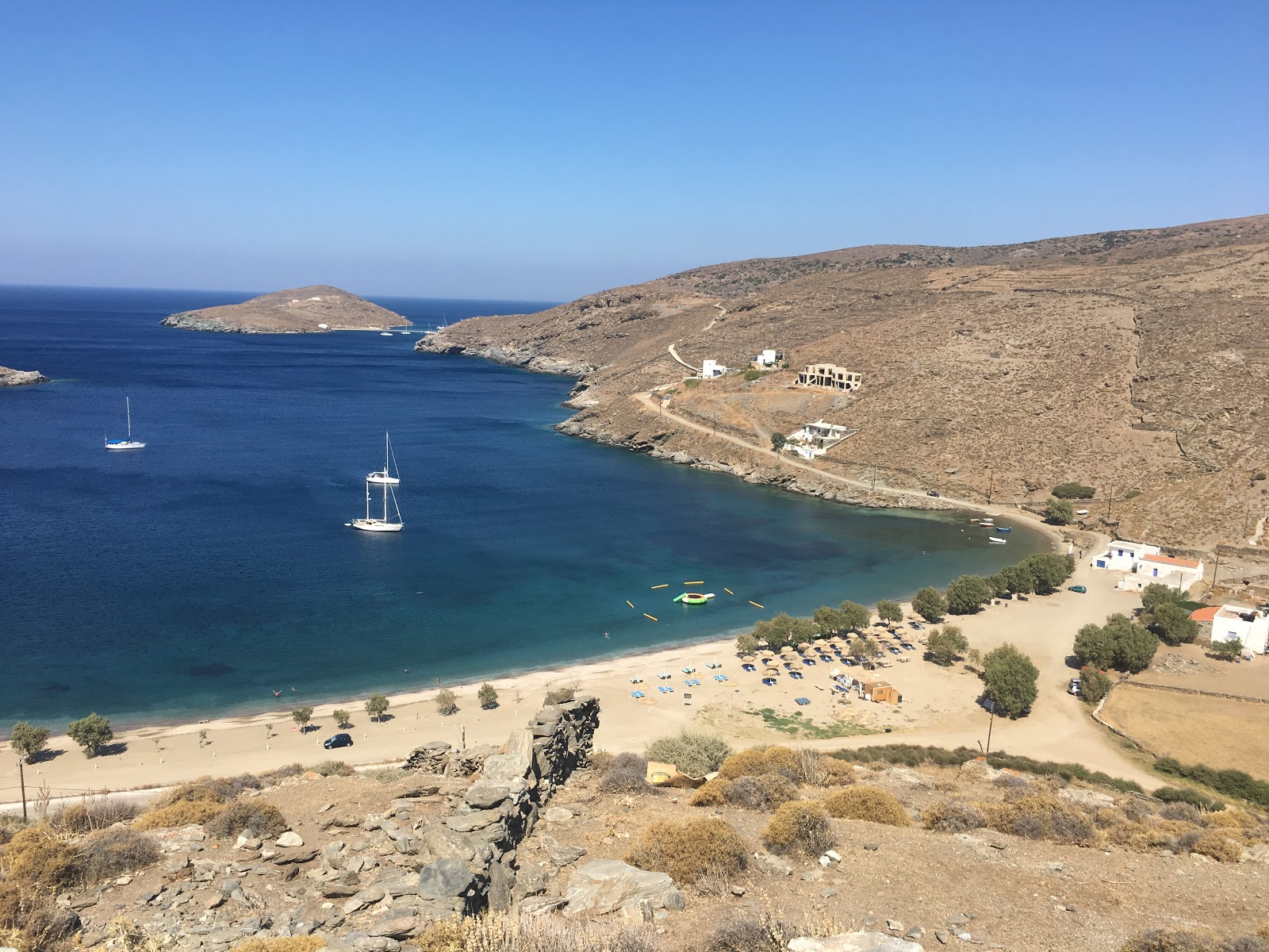 Photo of Paralia Apokrousi backed by cliffs