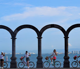 La Fuente de los Delfines photo