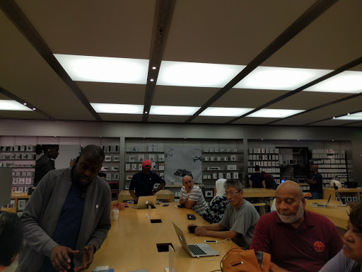 Computer Store «Apple Willow Grove Park», reviews and photos, 2500 W Moreland Rd, Willow Grove, PA 19090, USA