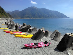 Foto av Dongao Beach omgiven av klippor