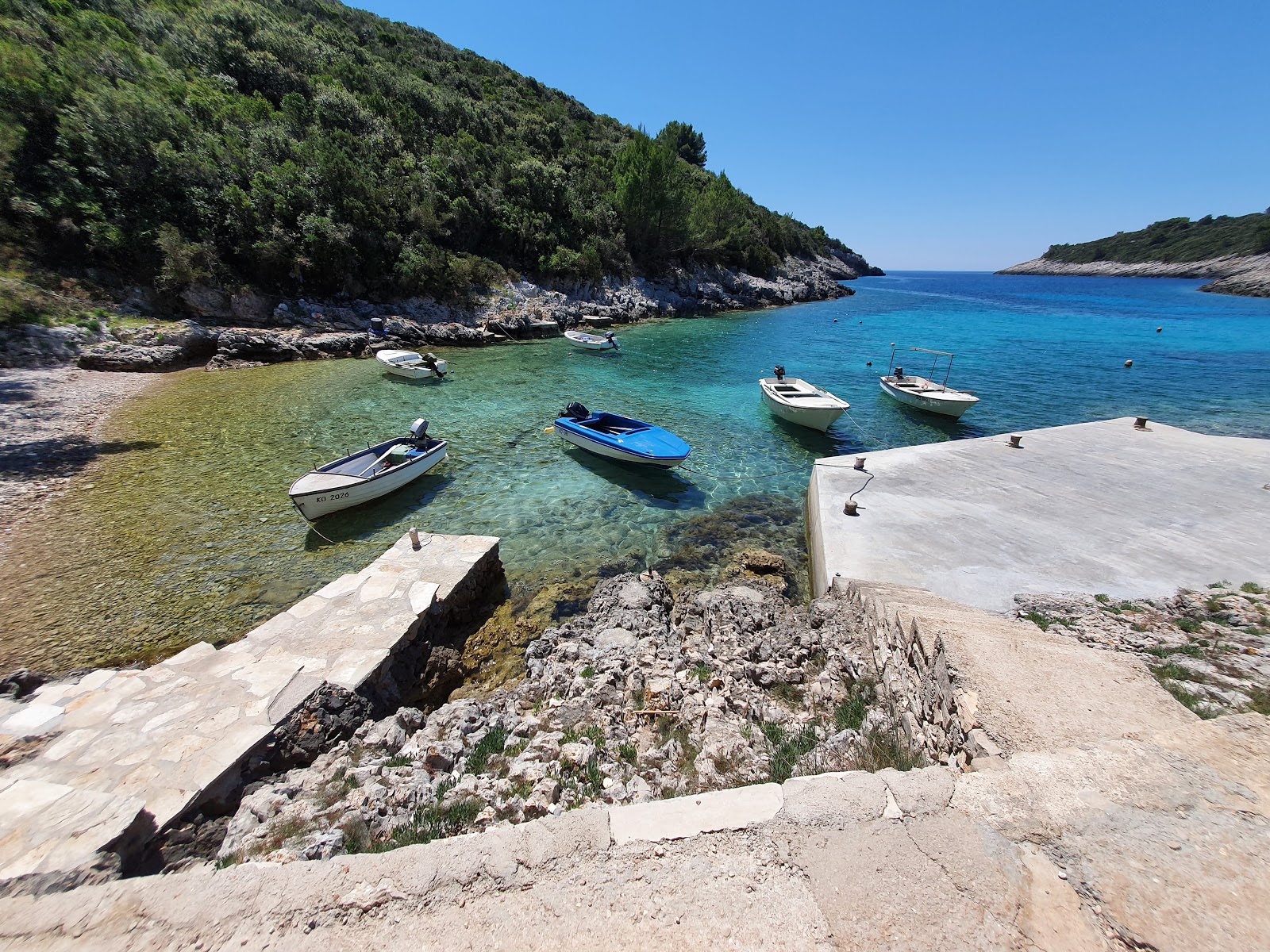 Foto di Rasohatica beach sorretto da scogliere