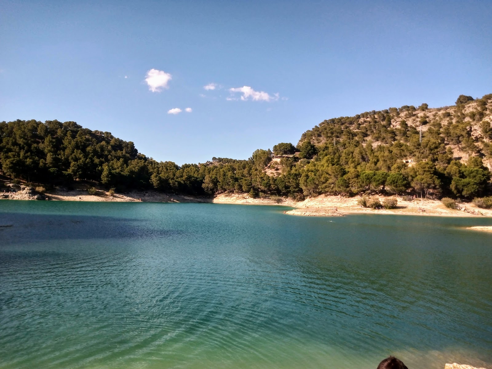 Foto von Playa del promontorio. mit beiger sand & steine Oberfläche