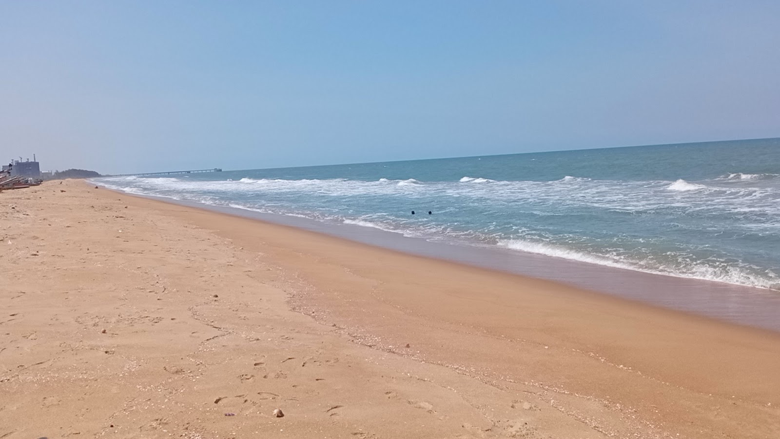 Foto de Meyyur Kuppam Beach con recta y larga