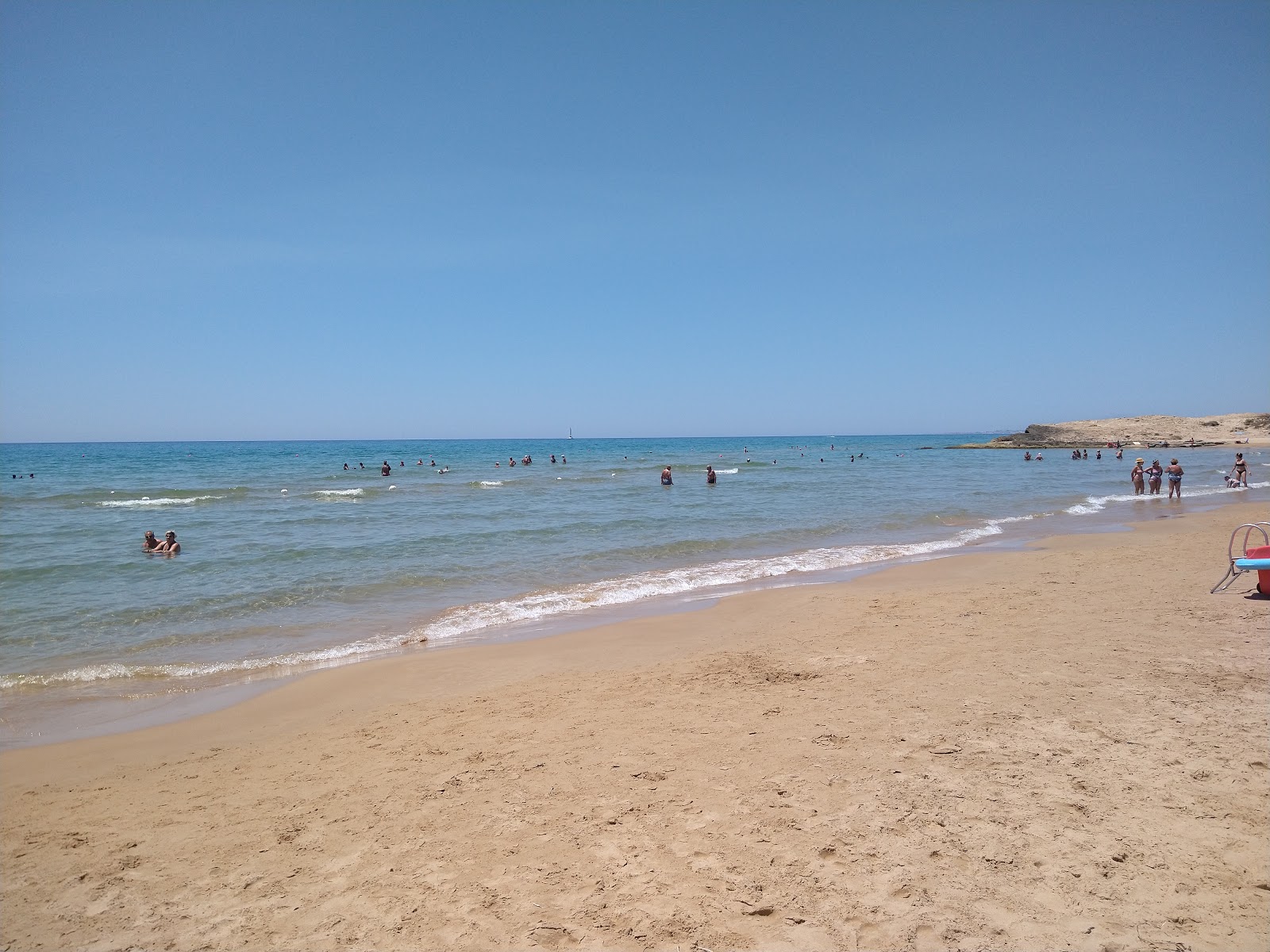 Valokuva Spiaggia di Cava d'Aligaista. pinnalla hienoa beige-hiekkaa:n kanssa