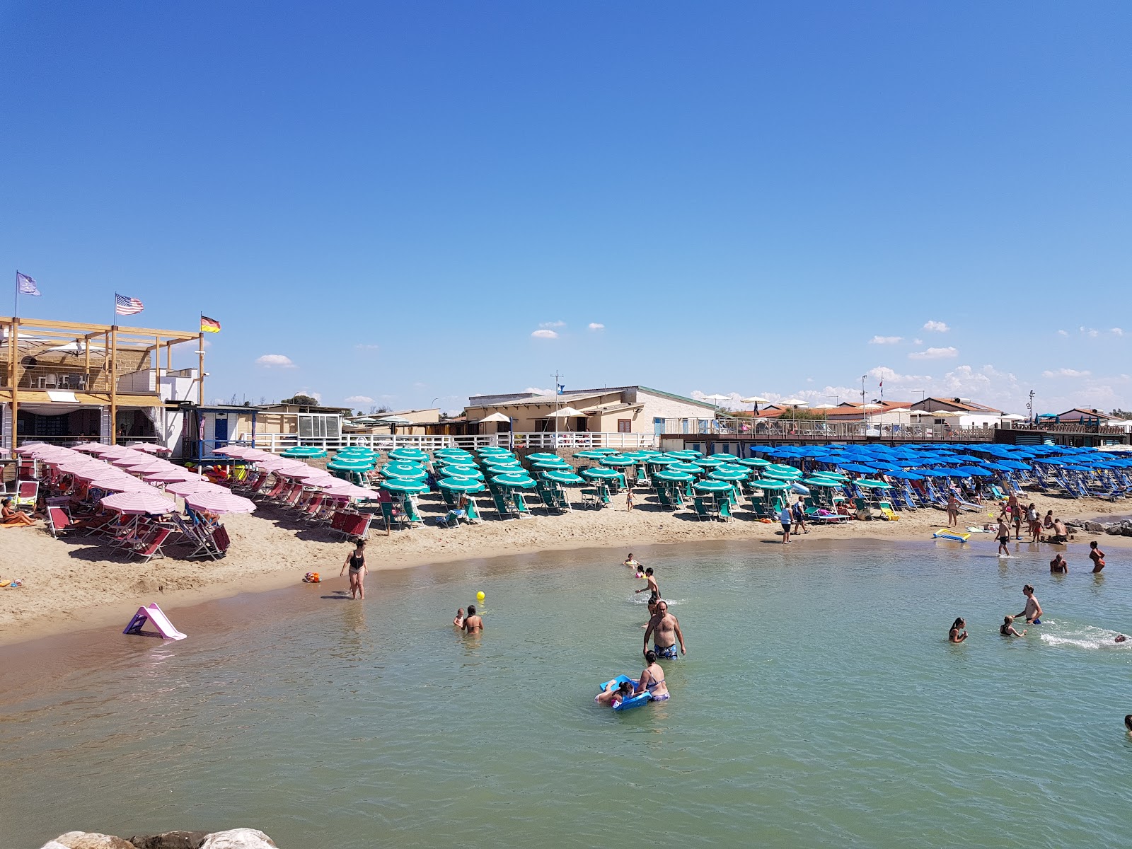 Φωτογραφία του Spiaggia Marina Di Pisa με μπεζ άμμος επιφάνεια