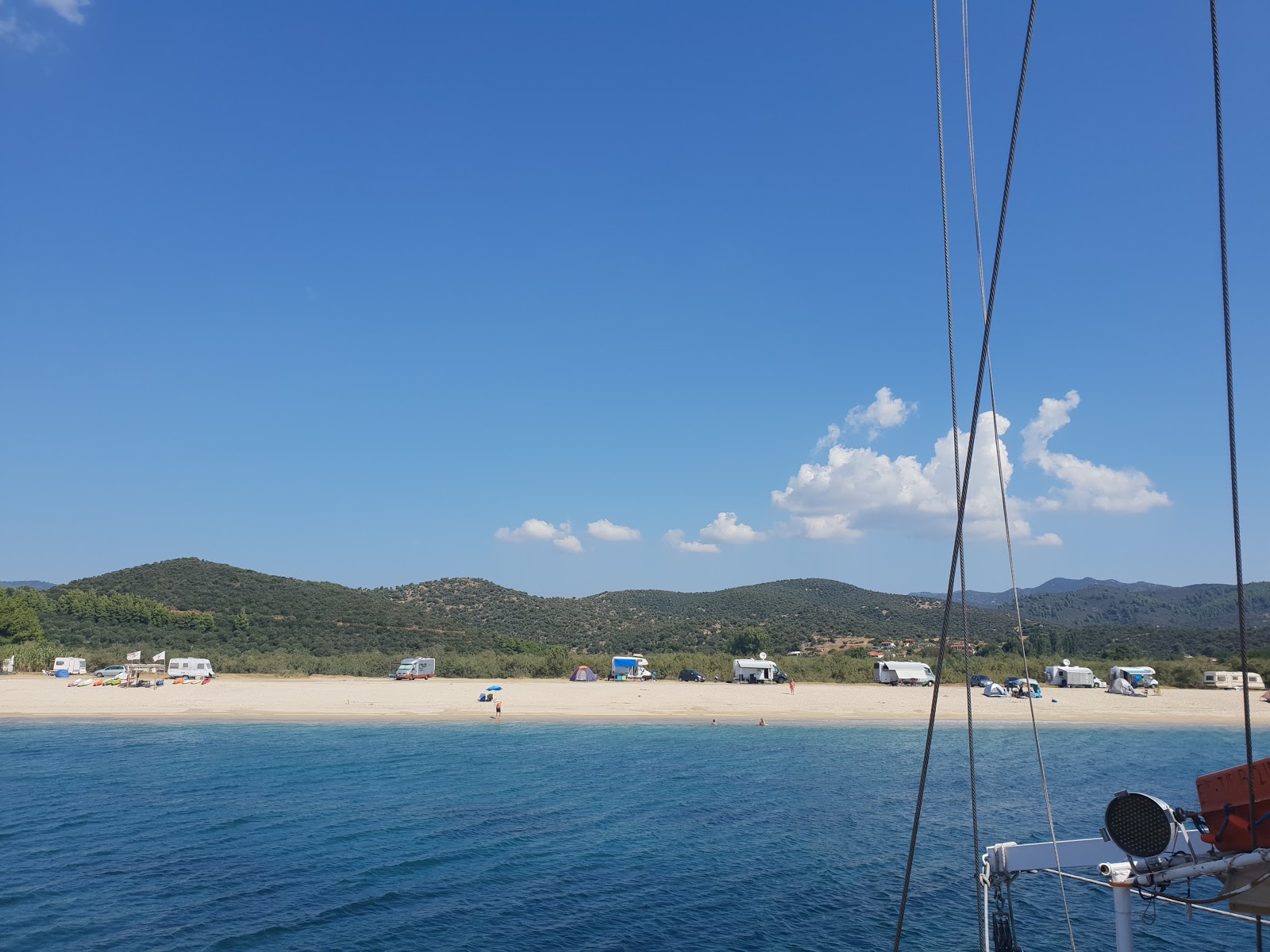 Photo de Tristinika beach - endroit populaire parmi les connaisseurs de la détente