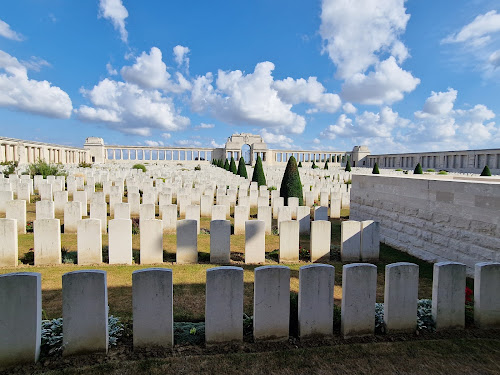 Pozières Memorial and Cemetery à Ovillers-la-Boisselle