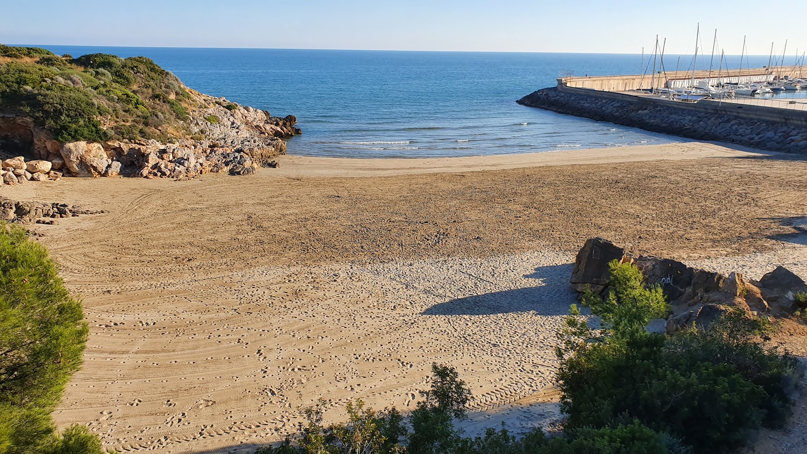 Foto von Cala el Retor mit brauner sand Oberfläche
