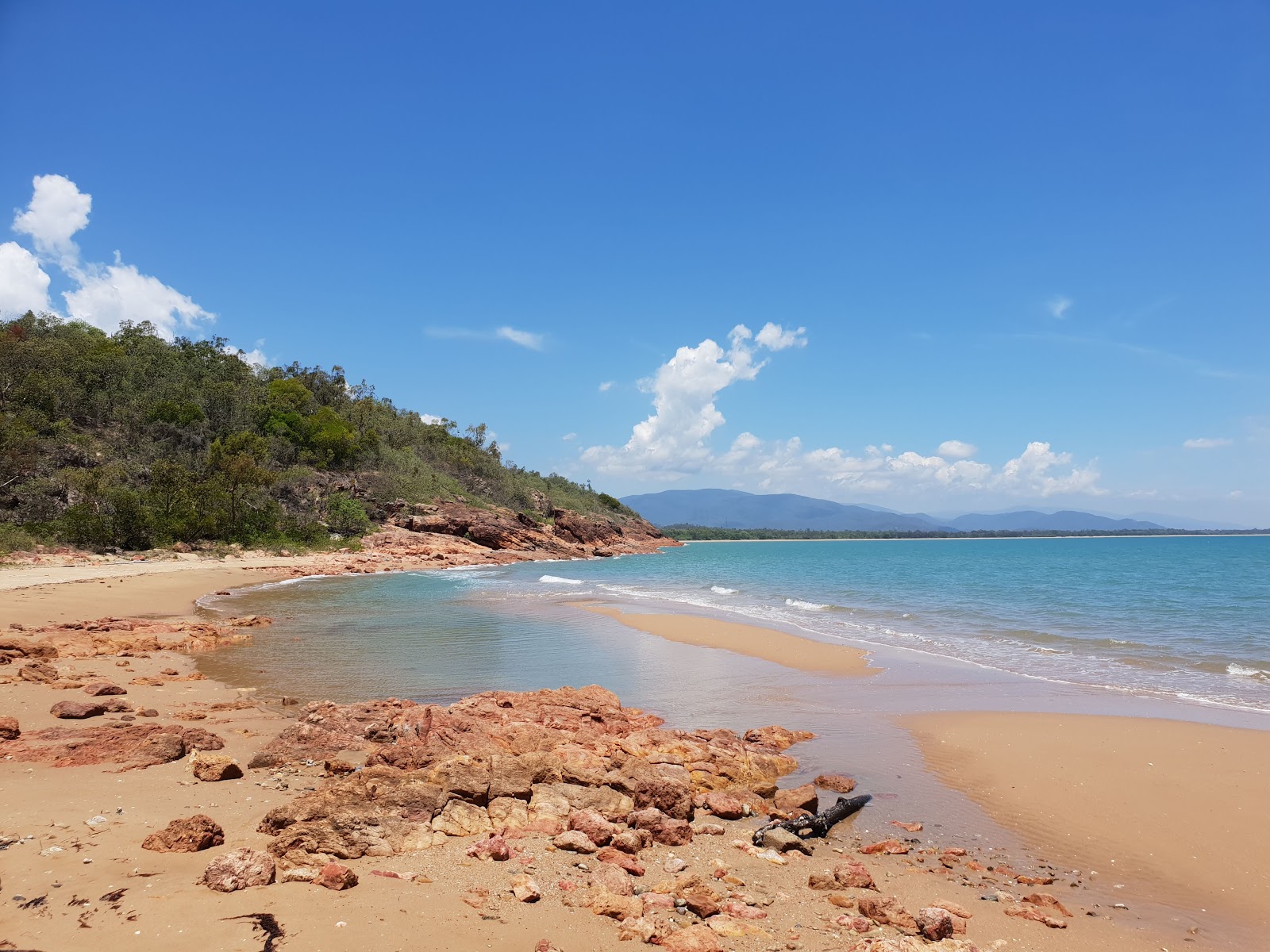 Toomulla Beach的照片 带有碧绿色纯水表面