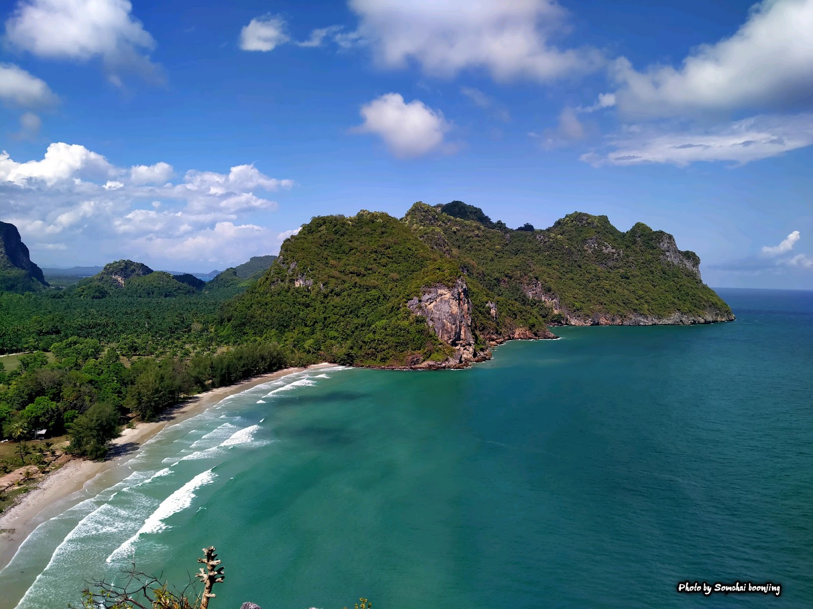 Thung Yang Beach的照片 带有碧绿色纯水表面