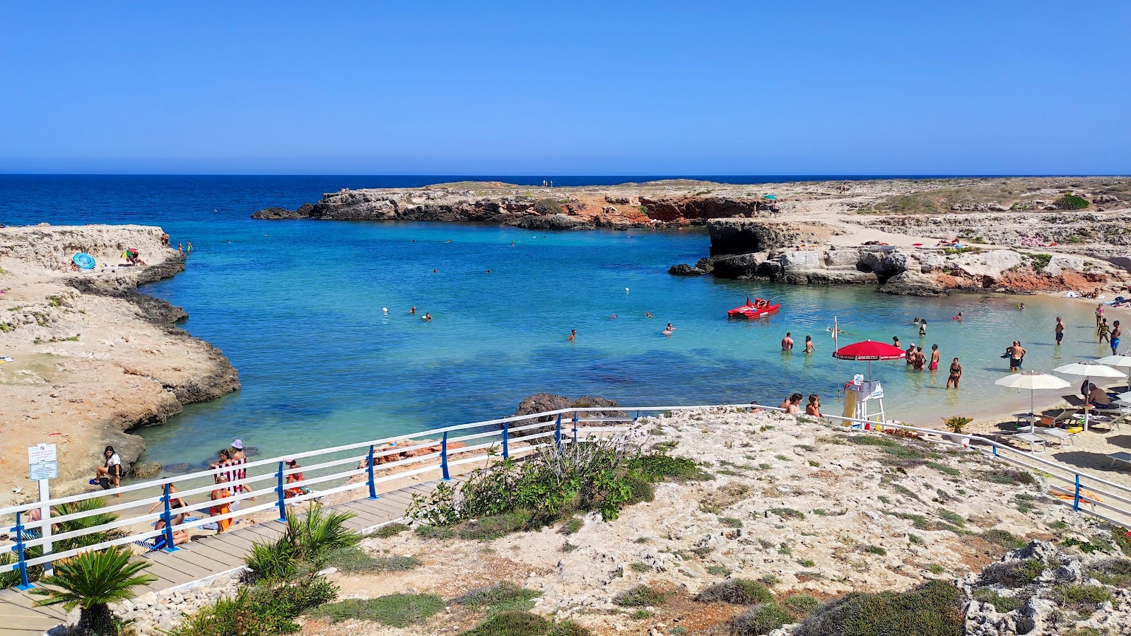 Foto de Cala Paradiso com areia bege superfície