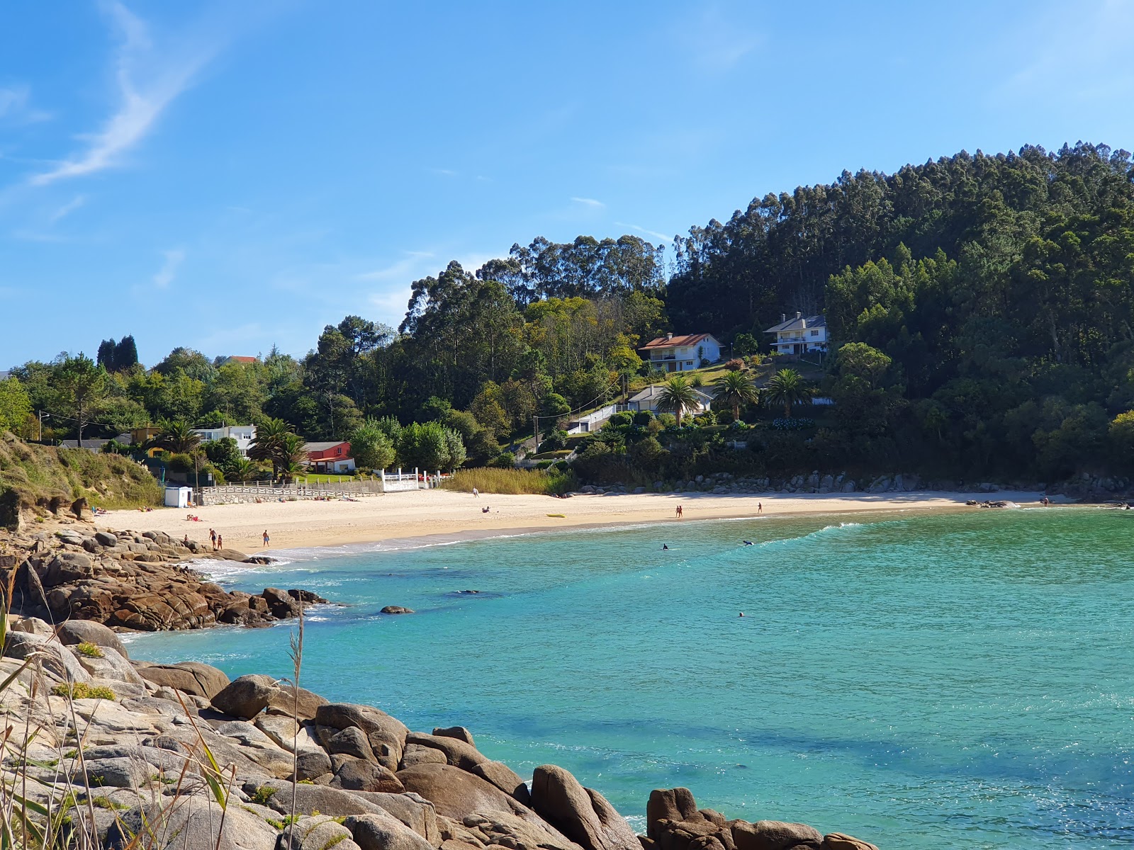 Foto van Praia de Chanteiro ondersteund door kliffen