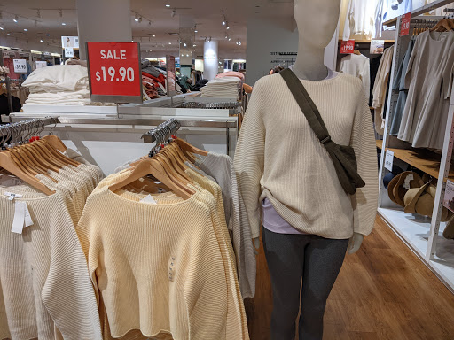 Clothing Store «Uniqlo Hillsdale», reviews and photos, 286 E Sailer Dr, San Mateo, CA 94403, USA