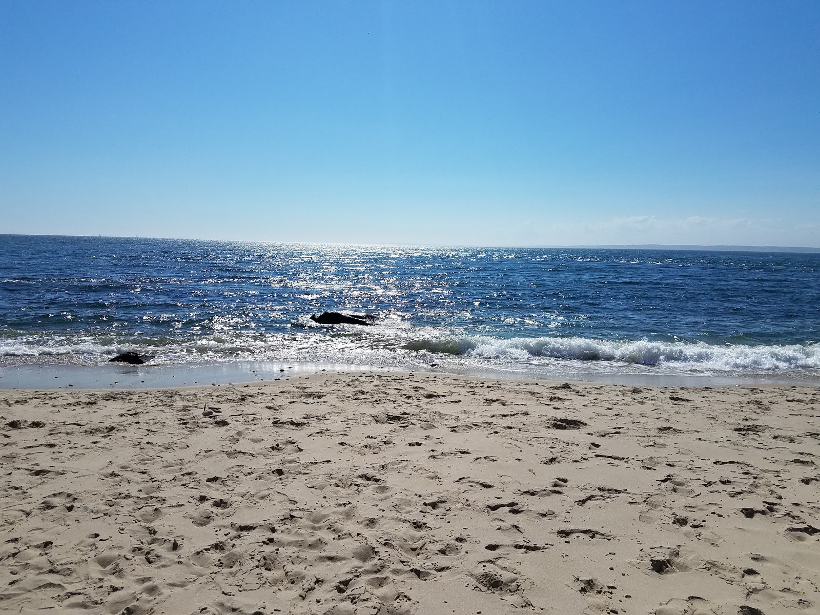 Foto af North Shore Beach - populært sted blandt afslapningskendere