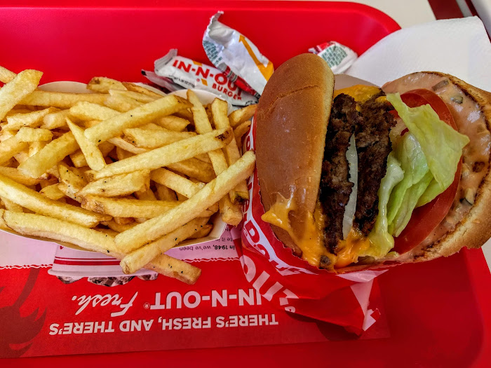 Hamburger restaurant near California Inn and Suites Bakersfield