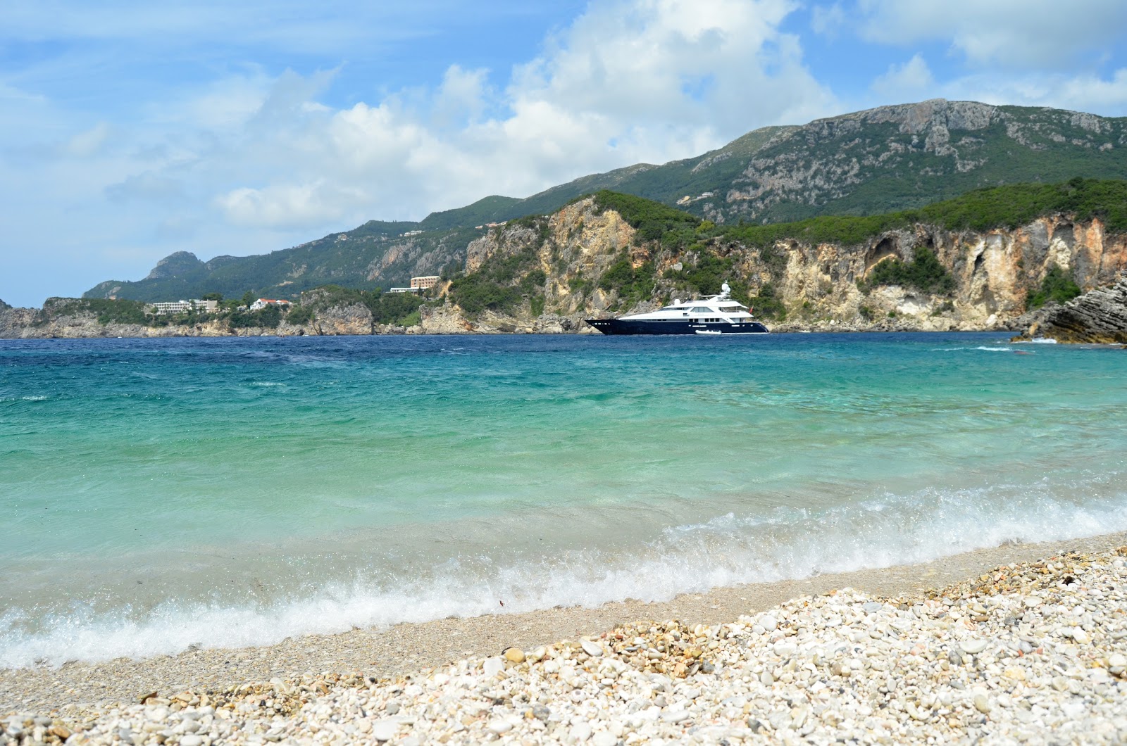 Foto de Rovinia beach rodeado de montañas