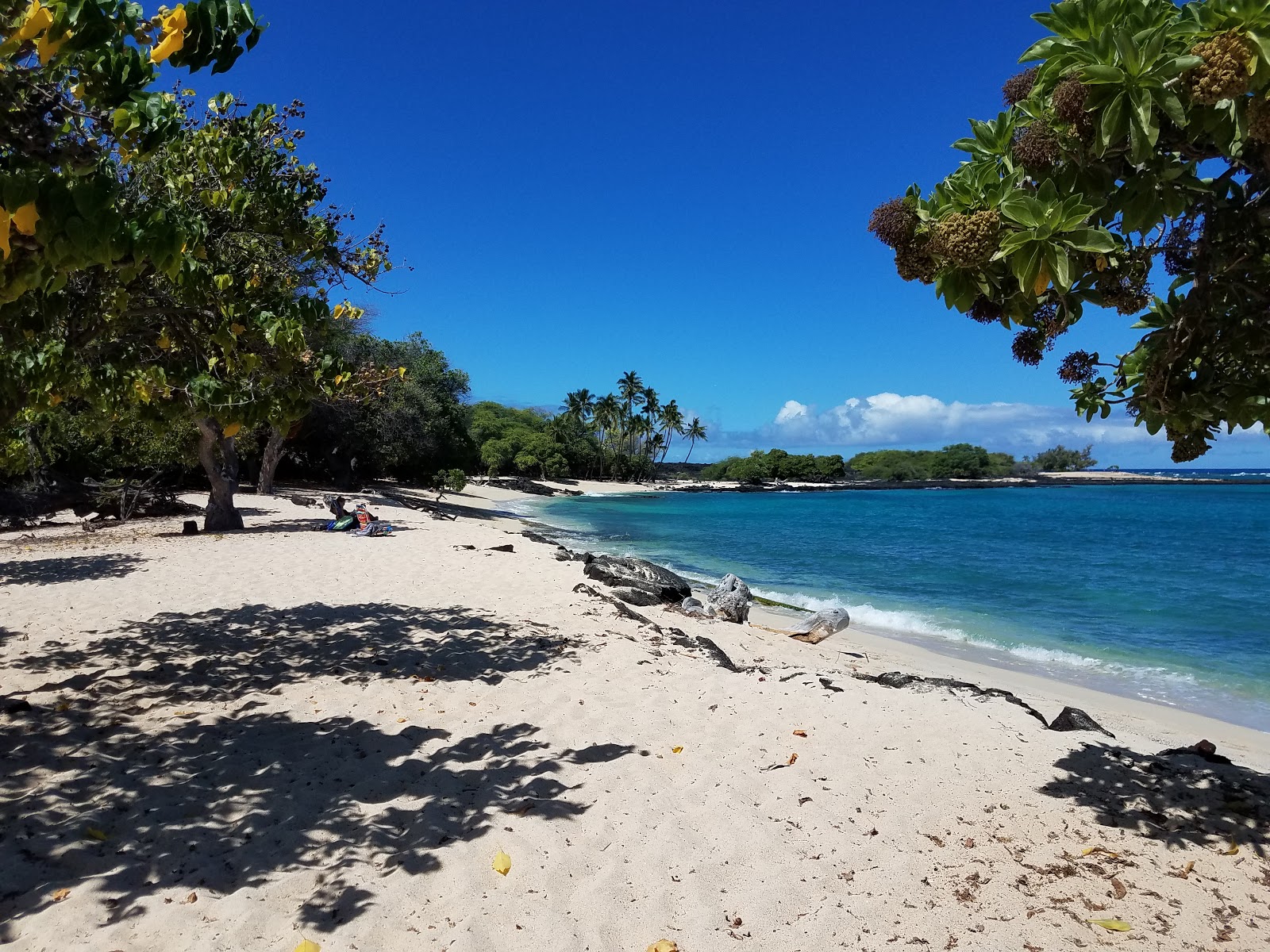 Foto von Mahai'ula beach mit feiner beiger sand Oberfläche