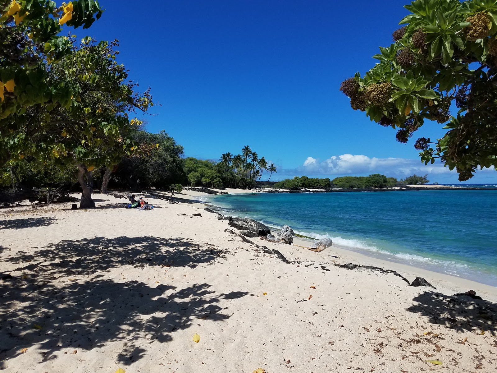 Foto von Mahai'ula beach mit heller feiner sand Oberfläche