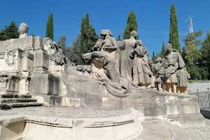 Monumento Antiguo del Sagrado Corazón de Jesús image