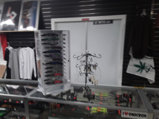 Tobacco Shop «AK SMOKE SHOP», reviews and photos, 5135 W Shaw Ave, Fresno, CA 93722, USA