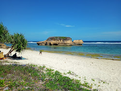 Photo de Kura-kura Beach avec rivage droit, long