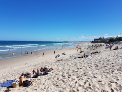 Kings Beach'in fotoğrafı geniş bir kıyı şeridi ile birlikte