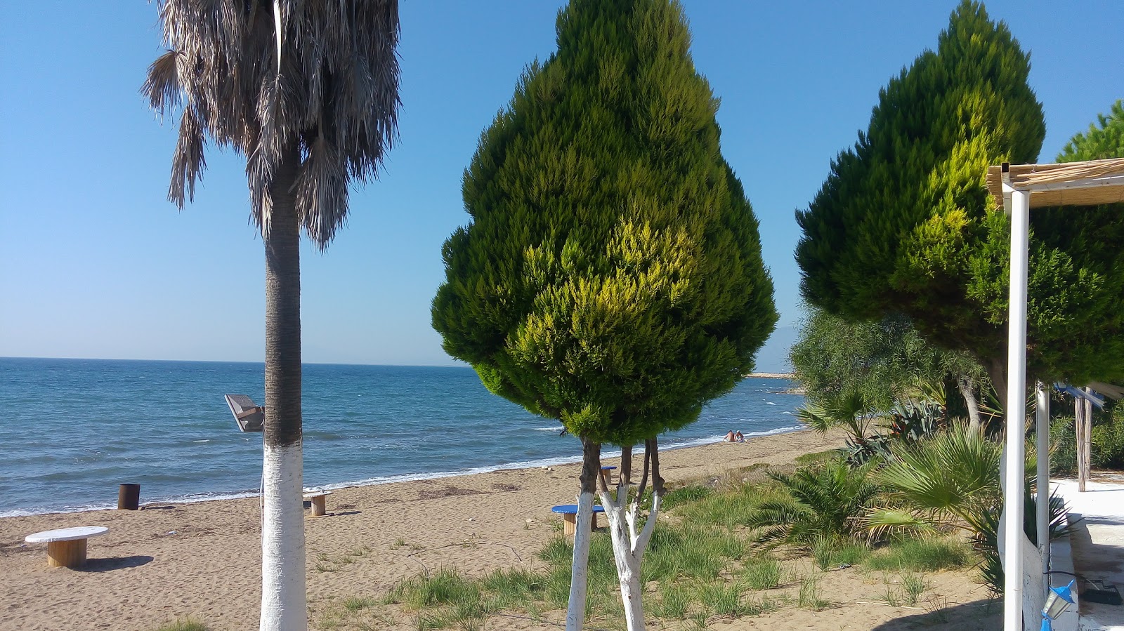 Gulbahce beach IV'in fotoğrafı koyu mavi su yüzey ile