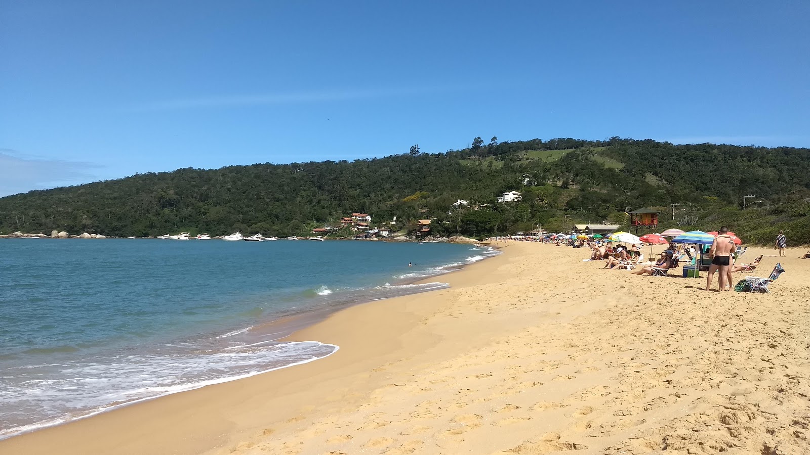 Foto von Praia de Taquaras mit beiger sand Oberfläche