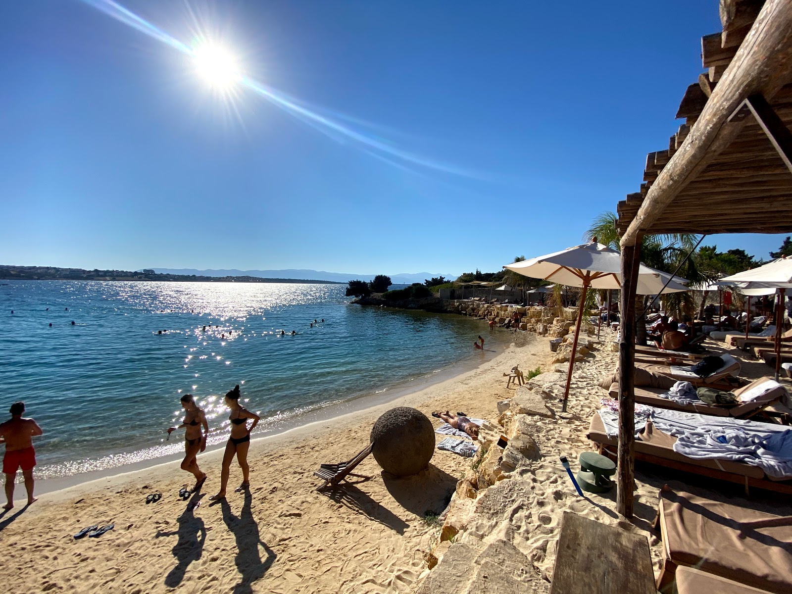 Fotografie cu The Beach of Momo zonă de stațiune de pe plajă