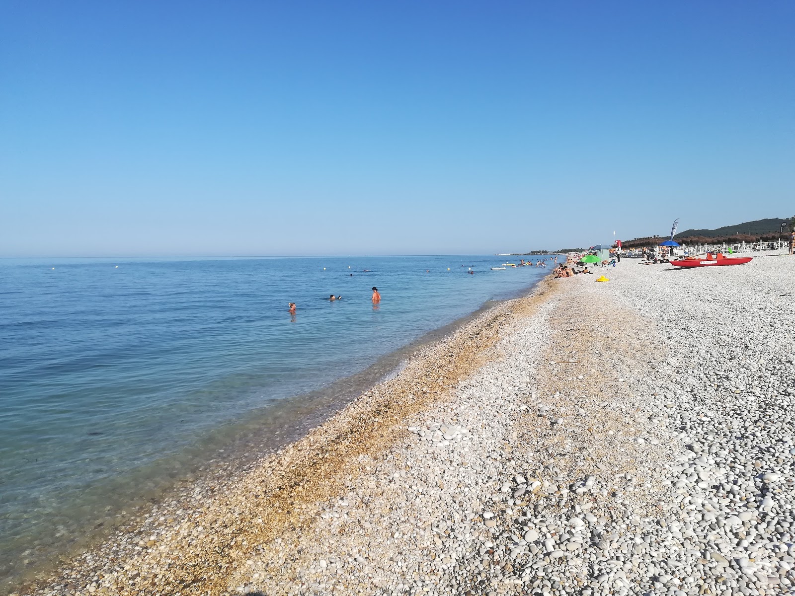 Photo de Spiaggia di Fossacesia Marina avec l'eau cristalline de surface