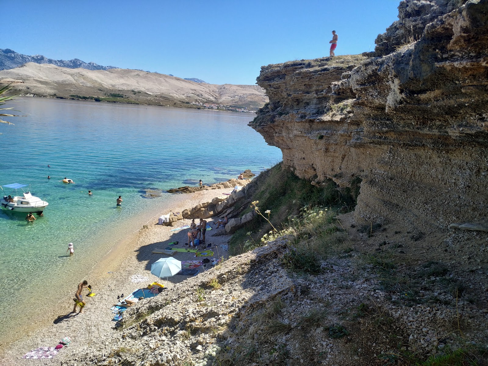 Foto di Pirka beach con una superficie del piccoli ciottoli beige