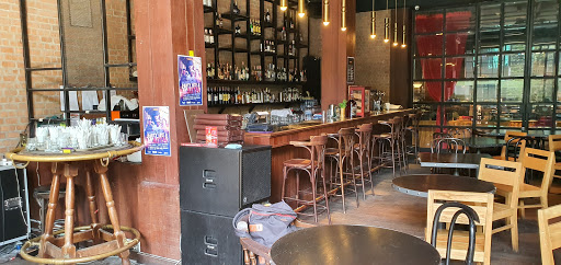 CHOW Cafe & Bar