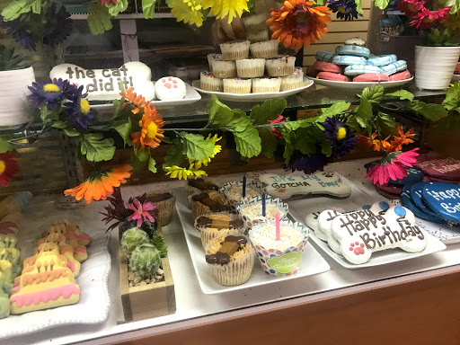 Pet Supply Store «Brookside Barkery & Bath», reviews and photos, 118 W 63rd St, Kansas City, MO 64113, USA