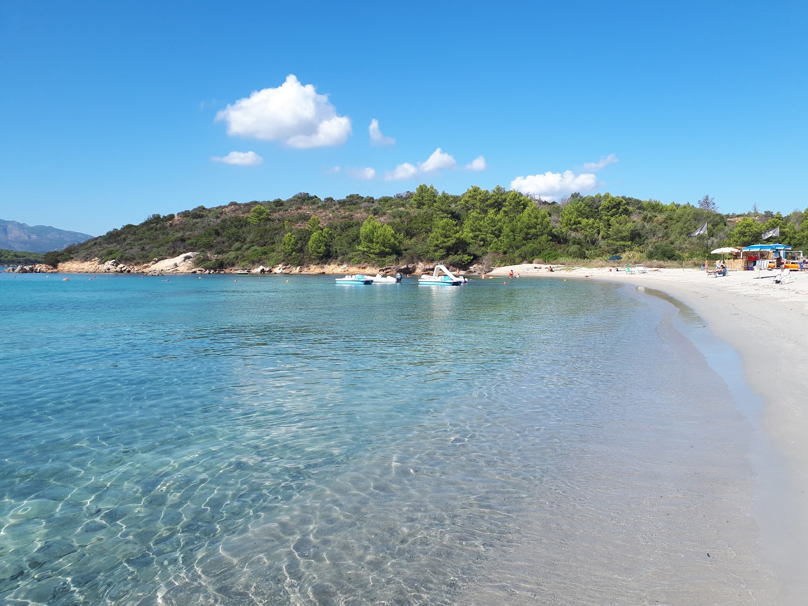 Φωτογραφία του Παραλία Σαλίνα Μπάμπα με μπεζ άμμος επιφάνεια