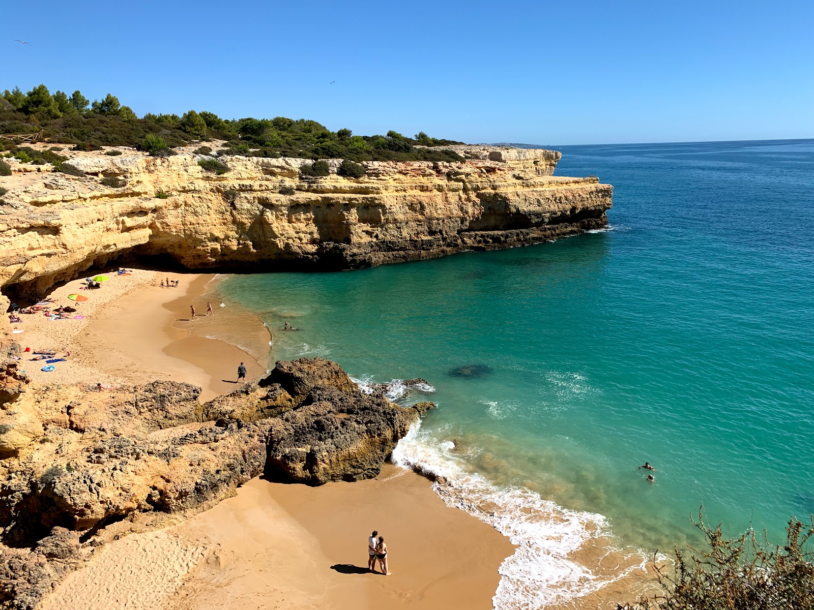 Foto di Praia de Albandeira con una superficie del sabbia fine marrone