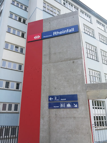Rezensionen über Bahnstation SBB Neuhausen Rheinfall in Neuhausen am Rheinfall - Bank