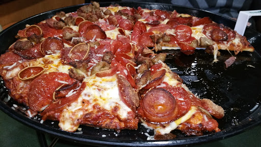 Pizza Restaurant «Round Table Pizza», reviews and photos, 5250 Faculty Ave, Lakewood, CA 90712, USA