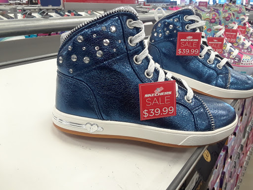 Shoe Store «SKECHERS Factory Outlet», reviews and photos, 3030 E 9th St, Oakland, CA 94601, USA