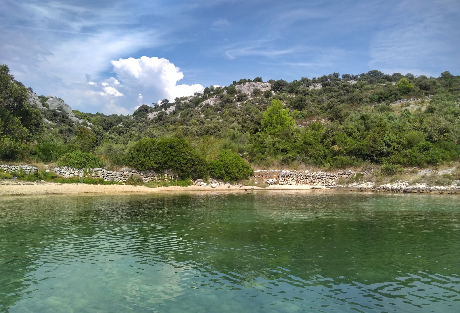Uvala Sicenica'in fotoğrafı hafif ince çakıl taş yüzey ile