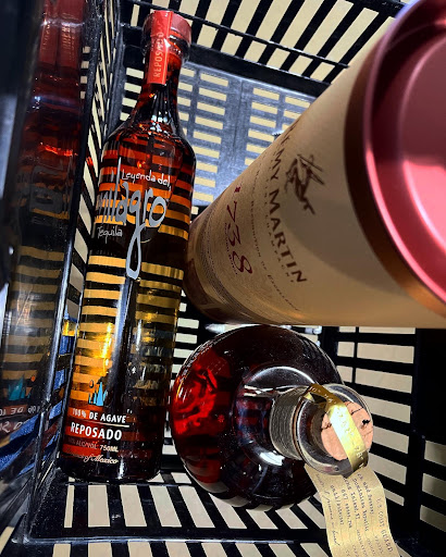 State Liquor Store «NH Liquor & Wine Outlet», reviews and photos, 92 Cluff Crossing Rd, Salem, NH 03079, USA