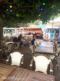 Atmosphère du Restaurant français La Guinguette à La Tour-du-Meix - n°2