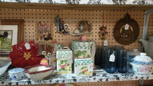 Springfield Flea Market & Gifts, 1325 E Trafficway St, Springfield, MO 65802, USA, 