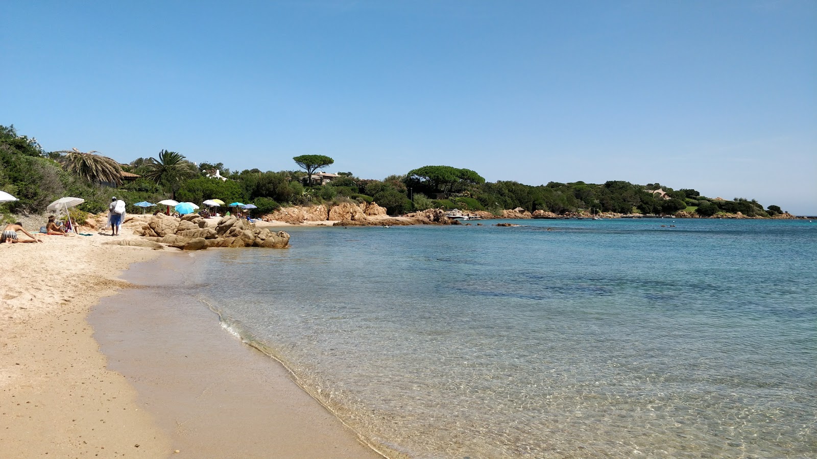 Fotografija Spiaggia Del Romazzino z lahki fini kamenček površino