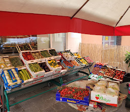 Italienische spezialitäten (feinkost-bar) photo