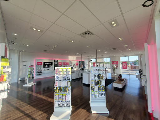 Cell Phone Store «T-Mobile», reviews and photos, 2941 Veterans Memorial Pkwy, St Charles, MO 63303, USA
