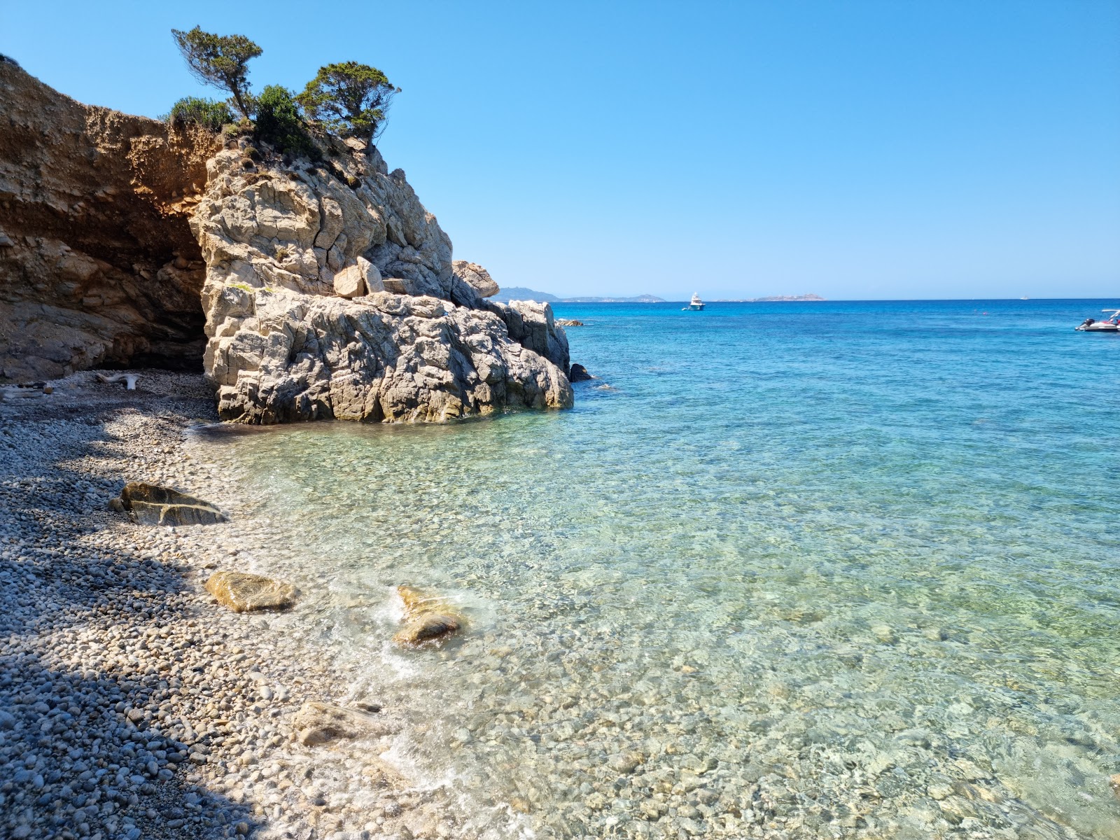 Cala del Sonno'in fotoğrafı küçük koy ile birlikte
